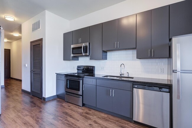 Building Photo - 17 Broad