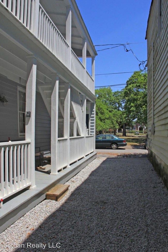 Building Photo - 5 Aiken St
