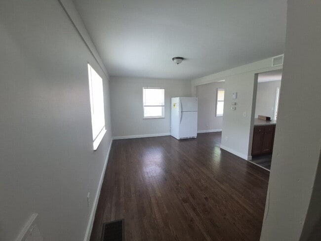 Building Photo - 5568 Raceview Ave