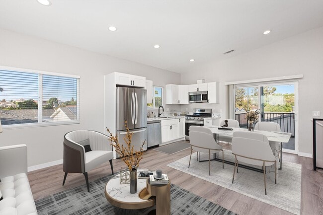 Building Photo - Private balcony + private patio!