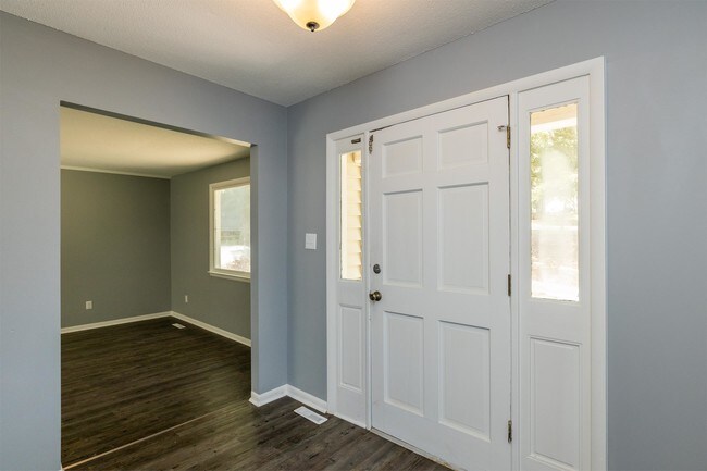 Building Photo - 104 Greenwood Cir