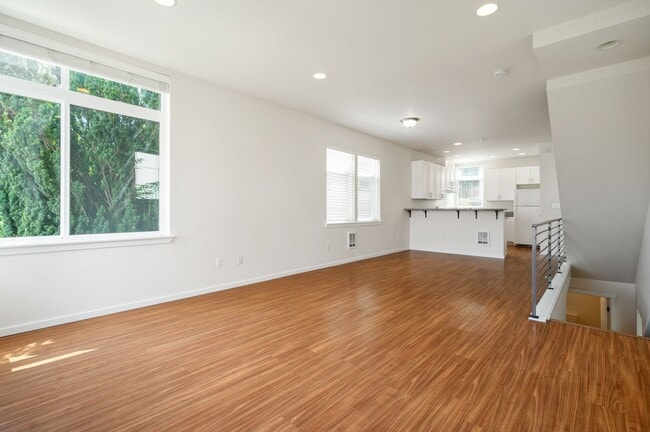 Building Photo - 3027 21st Ave W