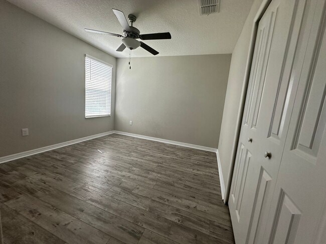 Building Photo - Beautiful 6 Bedroom Home