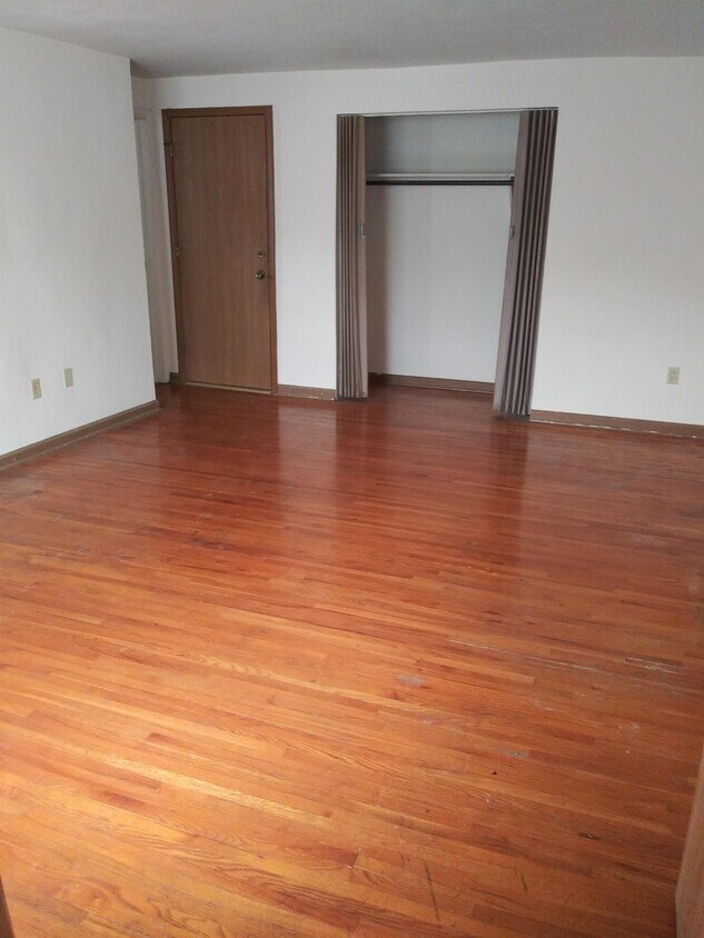 210 E Dunklin St Unit B2, Jefferson City, MO 65101 Room for Rent in