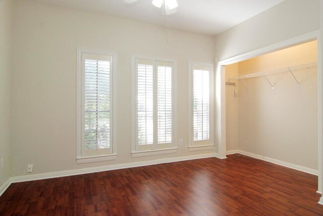Building Photo - 1052 Augusta Dr