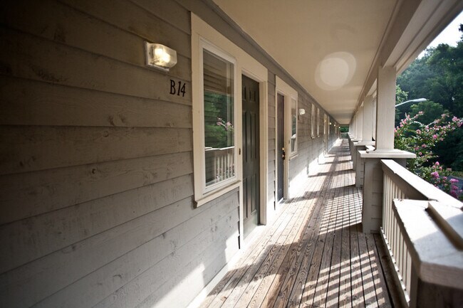 Foto del edificio - Renovated 4BR town house apartment a few b...