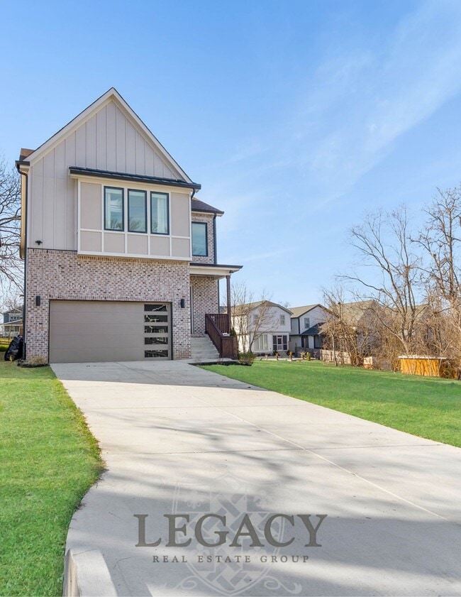 Building Photo - 2027 Rosemary Ln