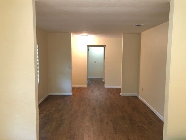 Foto del edificio - This home is truly a must see.