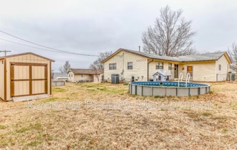 Building Photo - 1055 N Cedar Ave