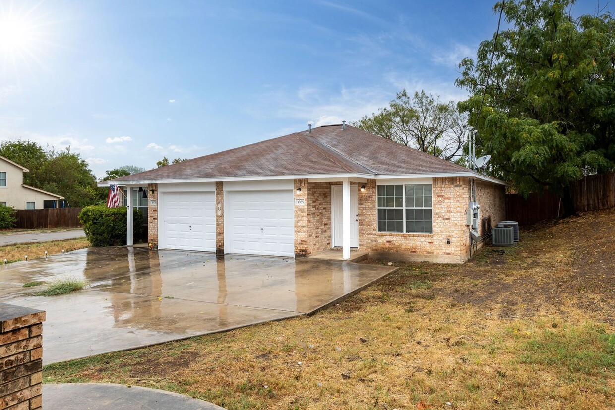 Primary Photo - 2/2 Duplex in New Braunfels, Texas