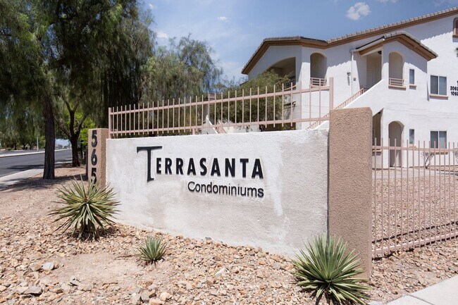 Building Photo - Two bedroom unit in gated SE community wit...