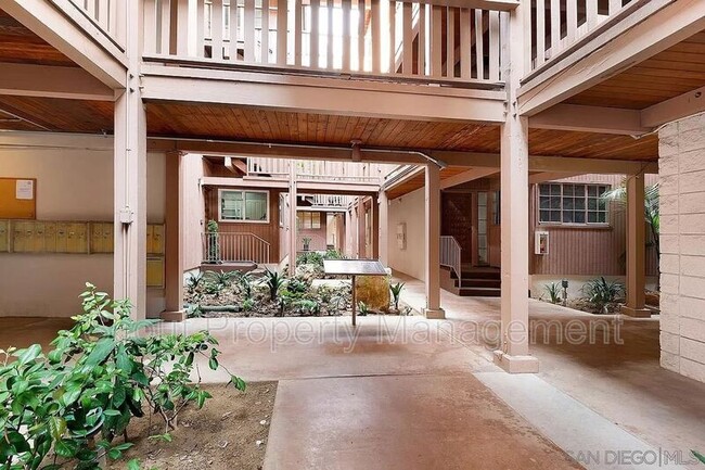 Building Photo - 2600 Torrey Pines Rd