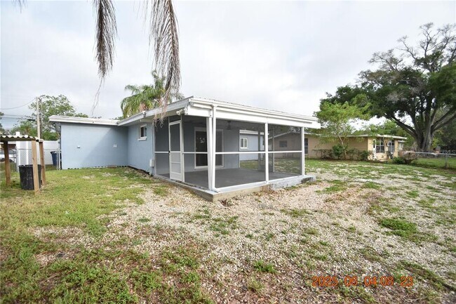 Foto del edificio - 417 Country Club Dr