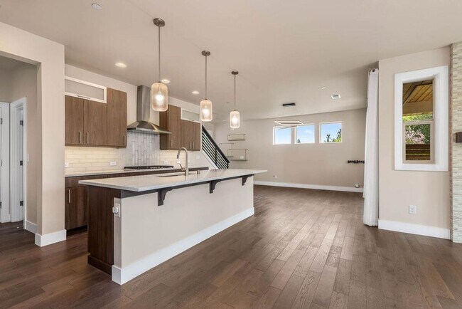 Foto del edificio - Beautiful Home in Kirkland with 2-Car Garage and Outdoor Patio!