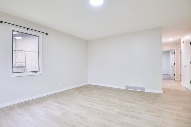 Living Room - 4934 Robin Dr