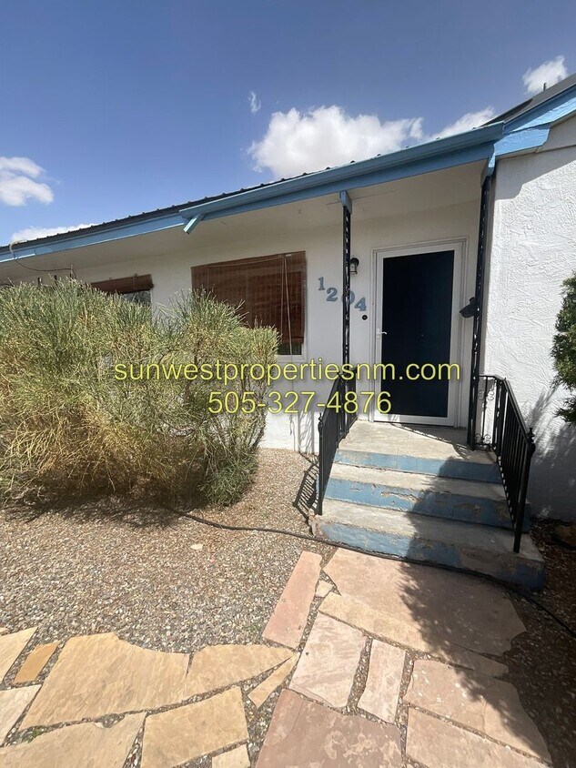 Foto principal - 2 Bedroom, 1 Bath Home Fully Landscaped