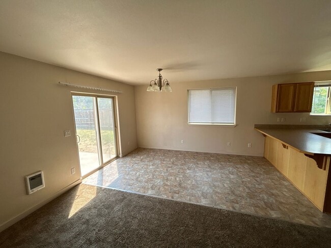 Building Photo - 2236 SW Reindeer Ave