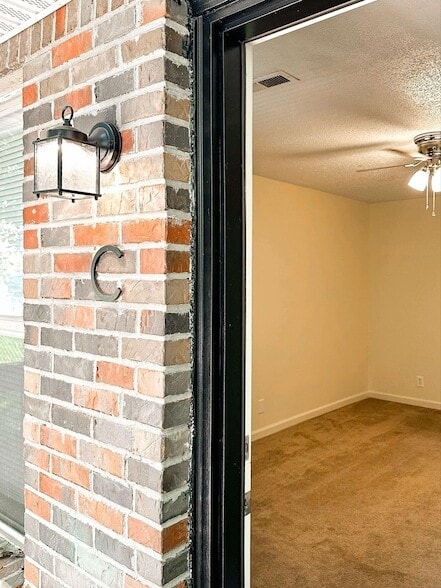 Building Photo - 470 Martha Ln