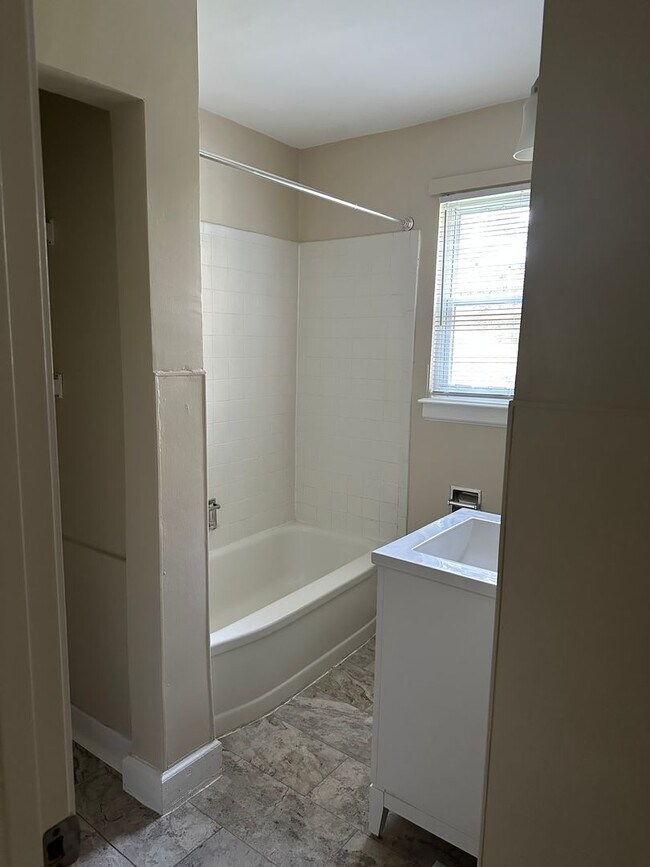 Foto del edificio - NICE NEWLY UPDATED 1 BEDROOM 1 BATH CONDO IN COLLEGE VILLAGE CONDOS