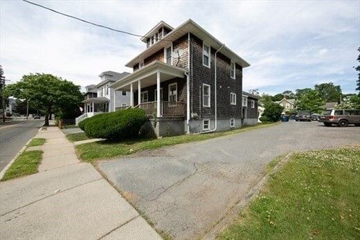 Building Photo - 165 Main St