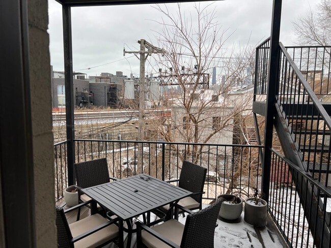 Foto del edificio - 937 N Willard Ct