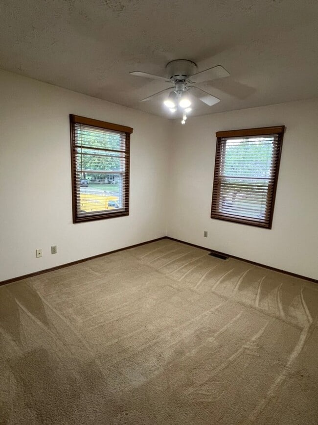 Building Photo - Large 3 Bed 2 Bath Home!