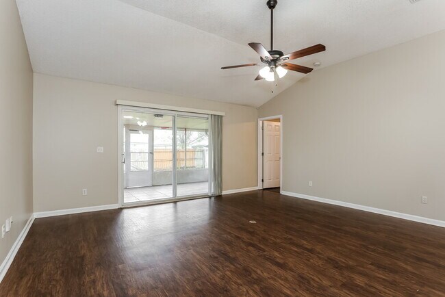Building Photo - 1560 Glen View St