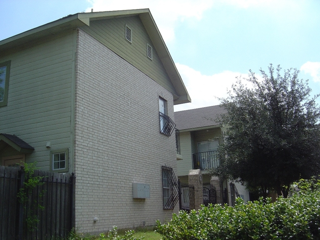 Primary Photo - 1830 N Fitzhugh Ave