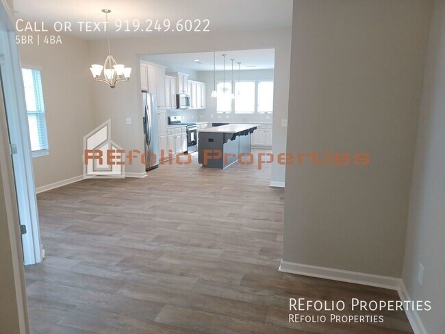 Building Photo - Stunning 5 Bedroom Home with Guest Suite a...