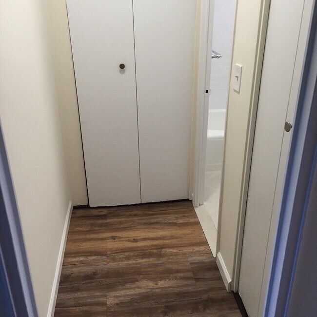 Armario del pasillo, entrada al baño - 444 Bedford Street