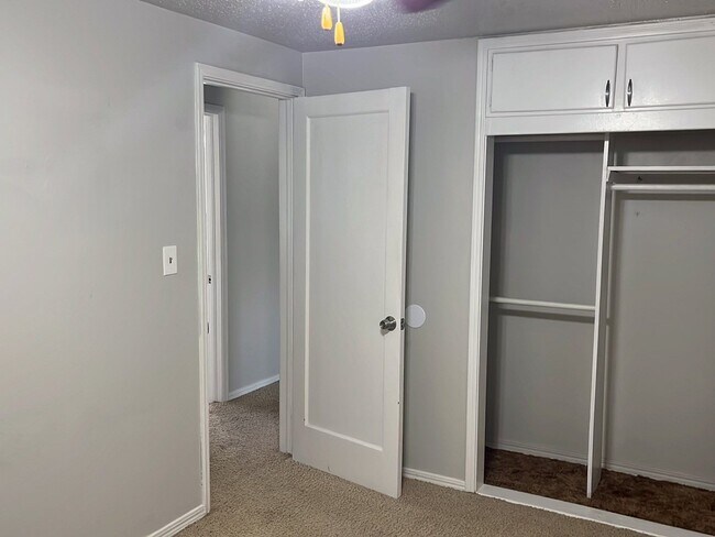 Foto del edificio - 1720 Cherry Ln