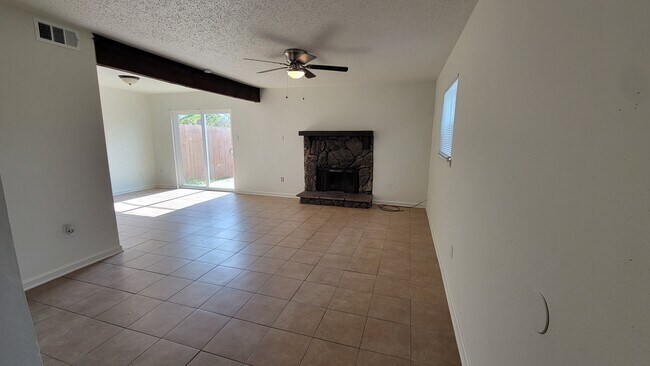 Building Photo - 48 Carriage Ln