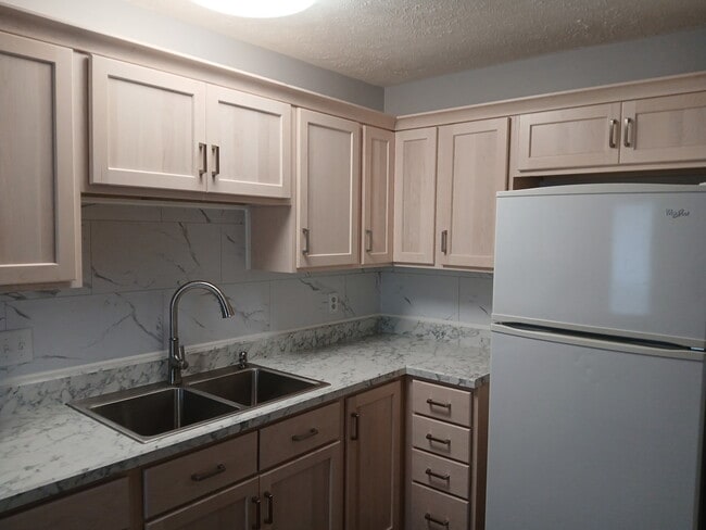 Building Photo - 916 Millis Ave