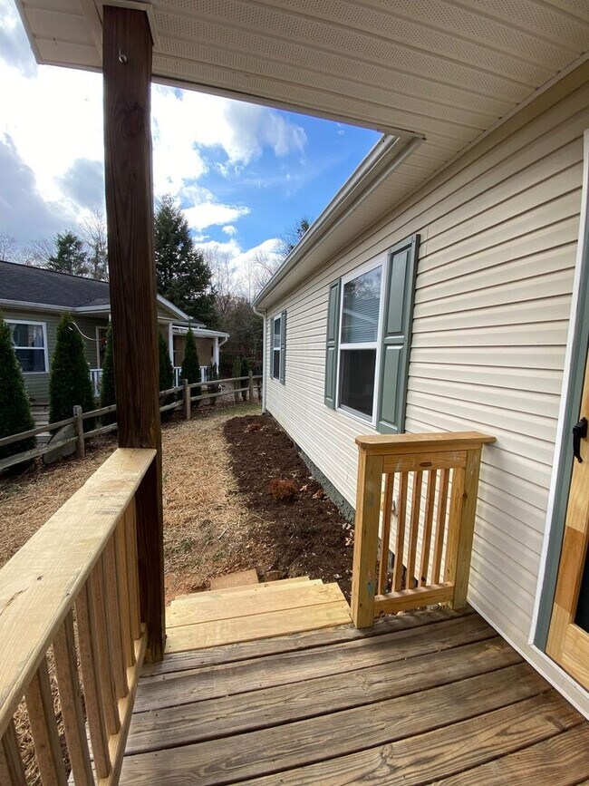 Foto del edificio - West Asheville - Recently Renovated 3-Bedroom home with large yard