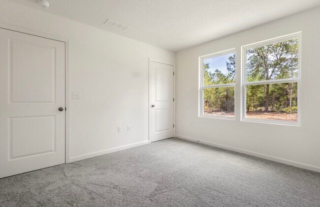 Foto del edificio - 135 Tiger Lily Ln