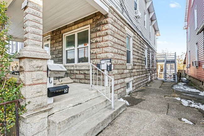 Building Photo - 626 State St