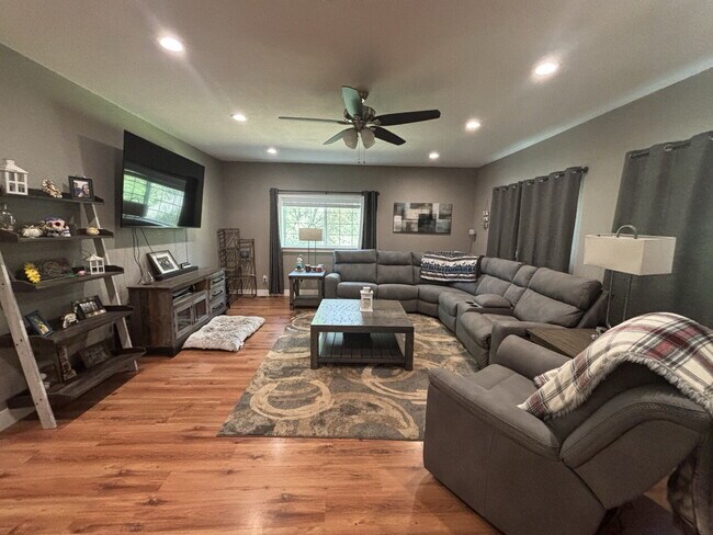 Foto del edificio - Spacious 2,048sf 3-bed home on acreage in Garden Valley!
