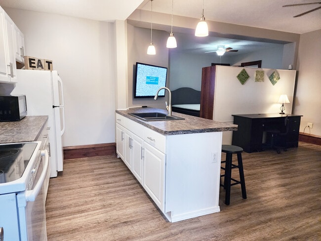 Gran barra de cocina abierta al salón. - 2706-1A Buffalo Rd