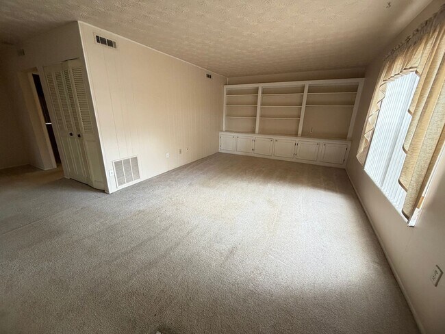 Foto del edificio - Affordable Lakefront Living in Camelot by the Lakes | First-Floor 1 Bed / 1 Bath | $1250