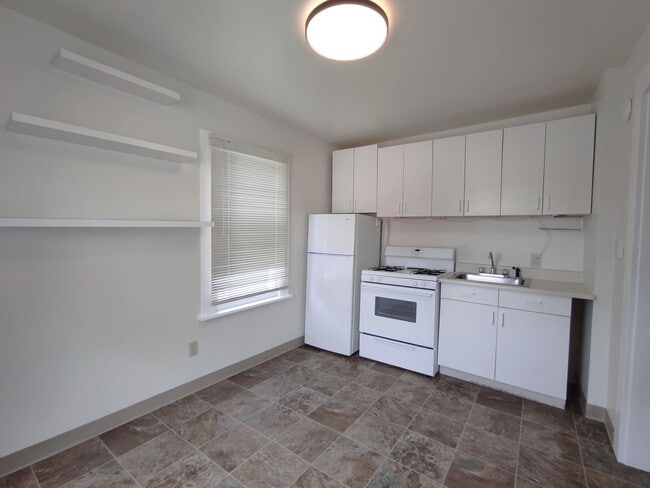 Building Photo - Charming Studio in Prime Goose Hollow Location - Move-In Specail!