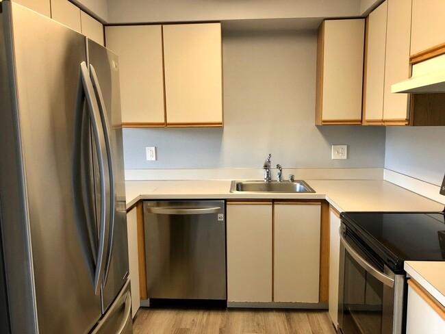 Building Photo - 2 Bedroom 2 Bath Condo Overlooking a Green...