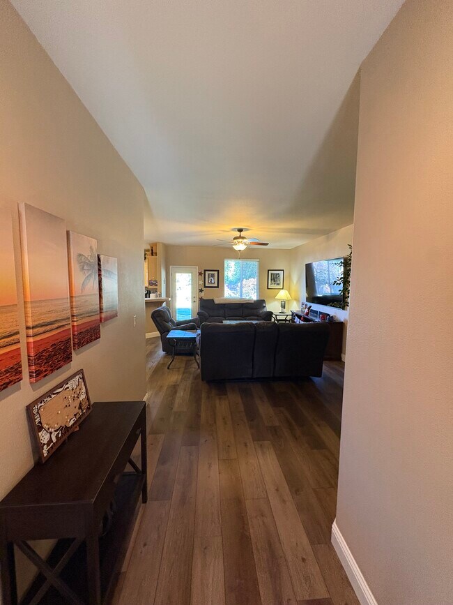 Foto del edificio - 4888 Lofty Oak Dr
