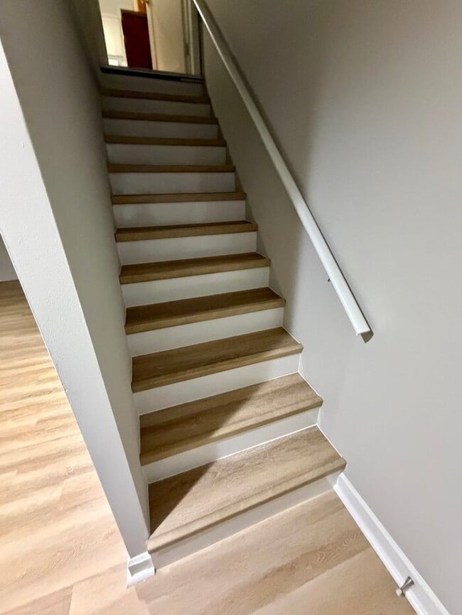 Building Photo - 3 Bedroom Townhome