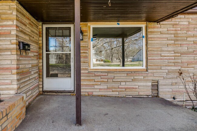 Building Photo - 238 S Mt Carmel St