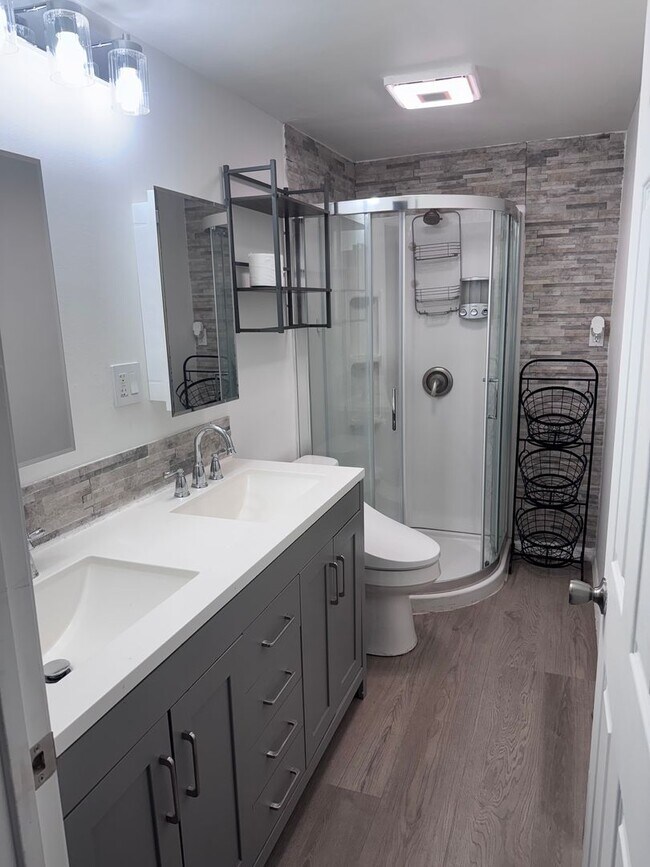 Foto del edificio - Beautiful 2 Bedroom, 1 Bath, 3 Car Garage ...