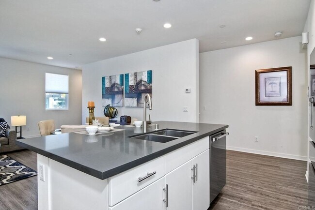 Foto del edificio - Downtown Oceanside Condo with pool and roo...