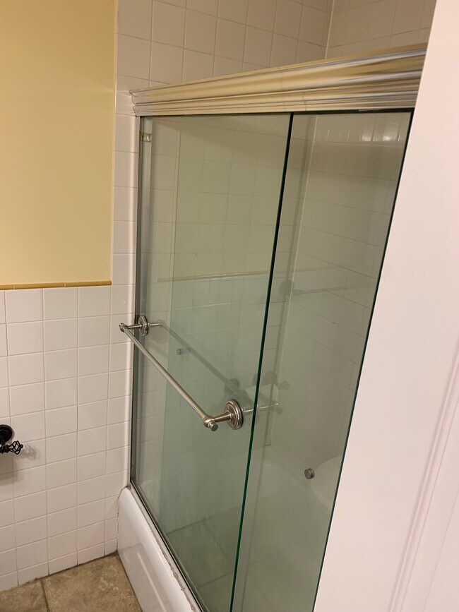 Foto del edificio - 144 Kenrick St