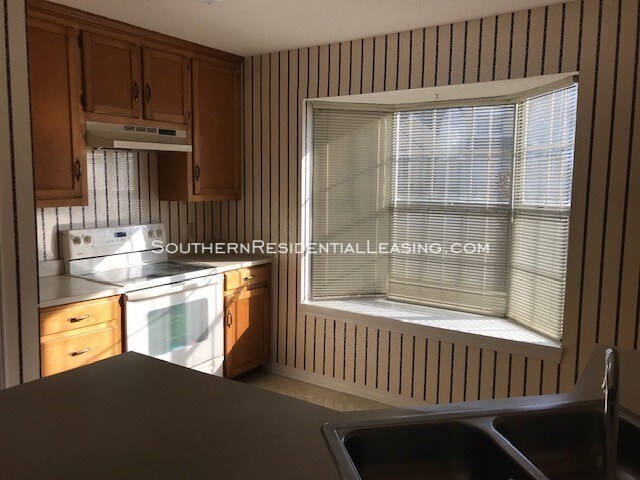 Building Photo - Newly remodeled townhome