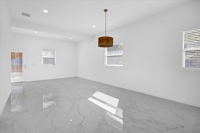 Foto del edificio - 600 N Lakewood Ave