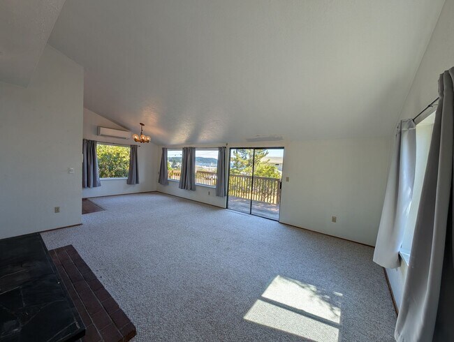 Foto del edificio - Well Kept Port Orchard Charmer with Stellar Seattle View, Available Now!